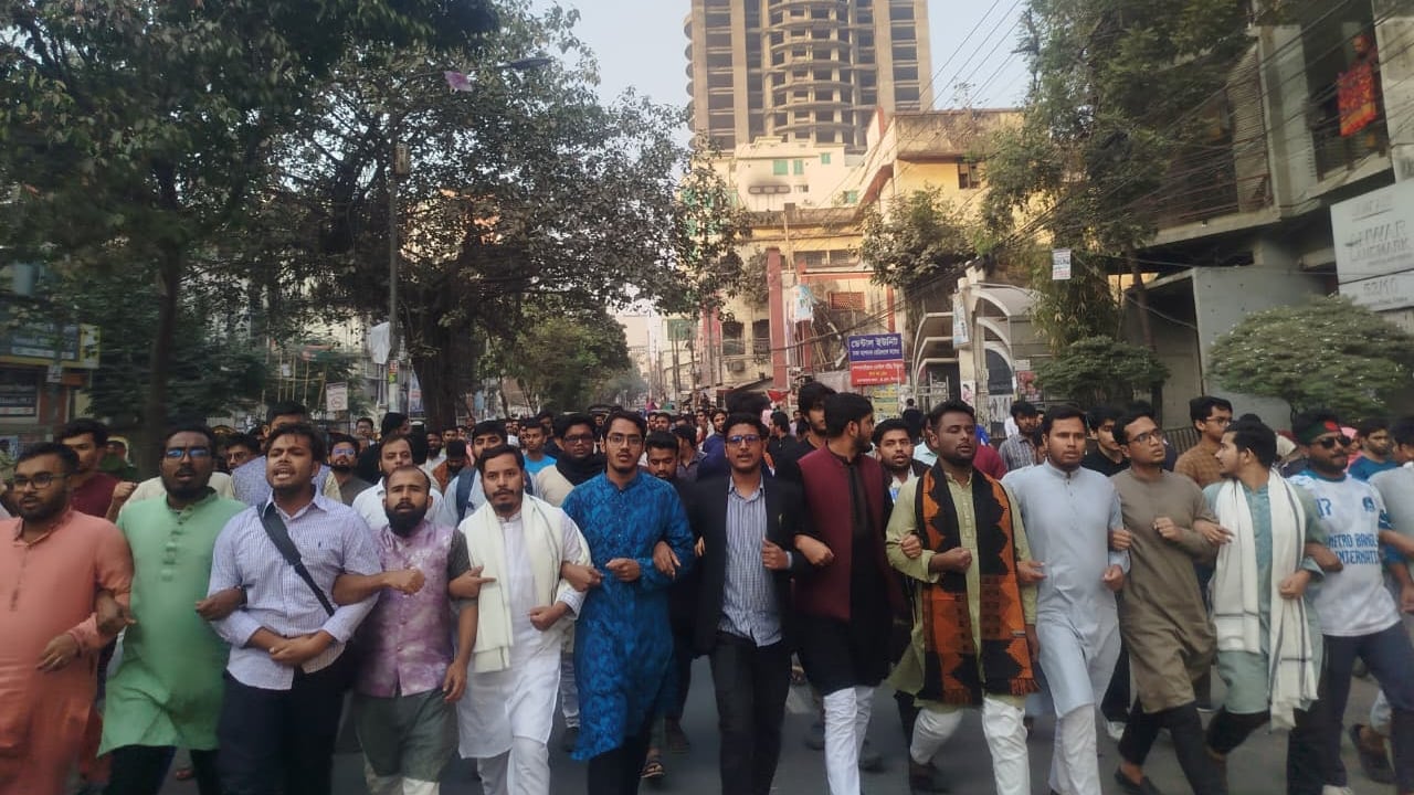 ওসমান হাদির ওপর হামলার প্রতিবাদে জবি শিক্ষার্থীদের বিক্ষোভ