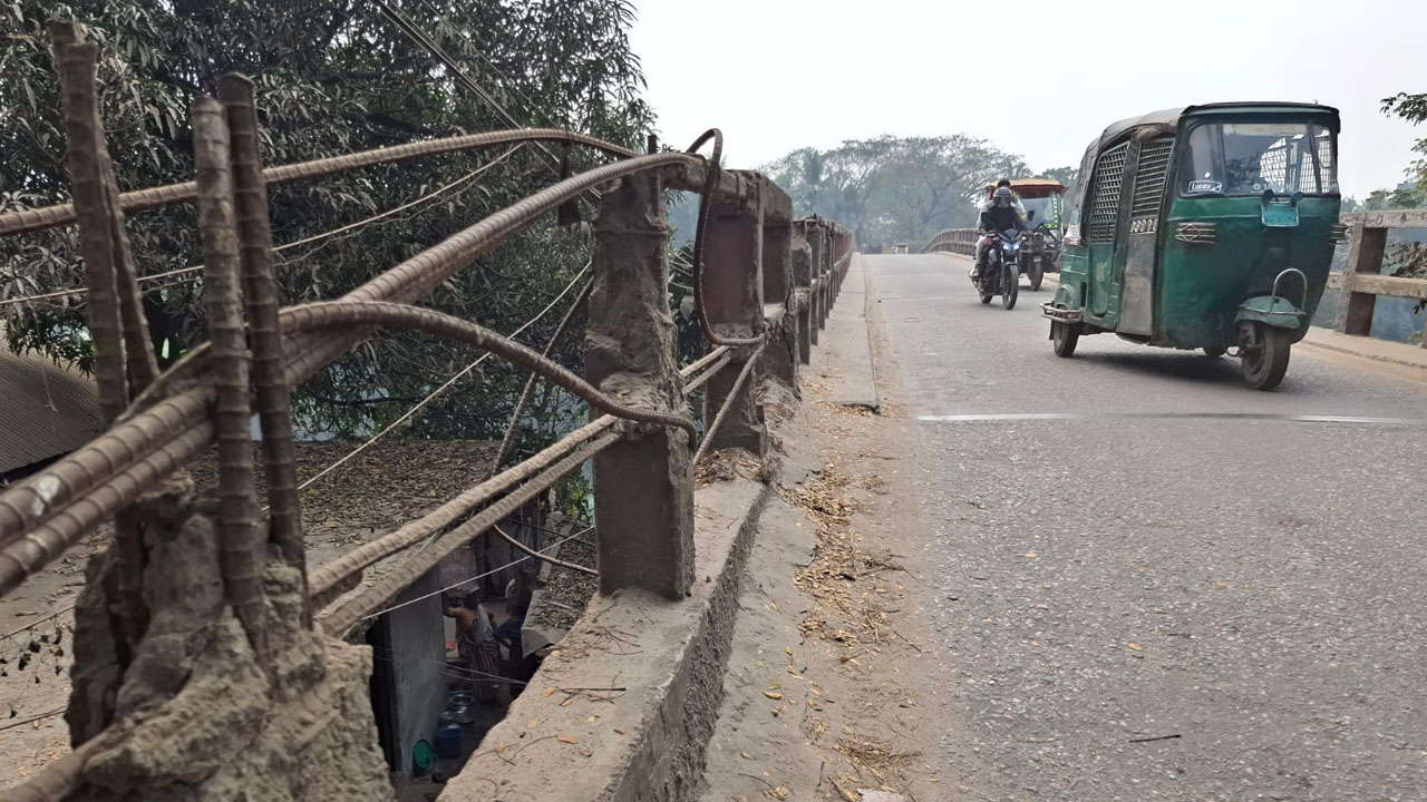 রূপগঞ্জের বালু নদীর চনপাড়া-ডেমরা ঝুঁকিপূর্ণ সেতু মেরামতের দাবি