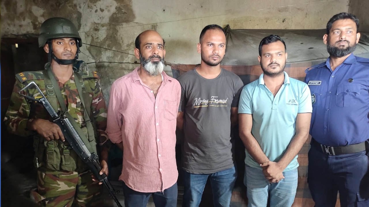 অনিয়মের অভিযোগে ট্রেনের টিকিট মাস্টারসহ আটক ৩