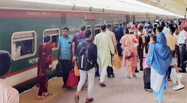 আস্তে আস্তে ফাঁকা হচ্ছে ঢাকা