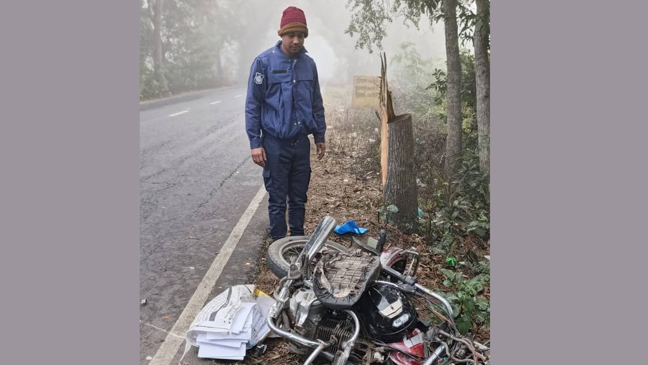 ঘন কুয়াশায় বরিশাল মহাসড়কে প্রাণ গেল এনজিও কর্মীর