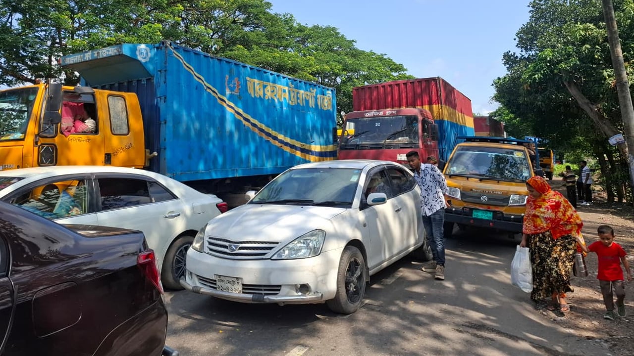 ঢাকা-চট্টগ্রাম মহাসড়কে ১৩ কিলোমিটার যানজট, দুর্ভোগে যাত্রীরা