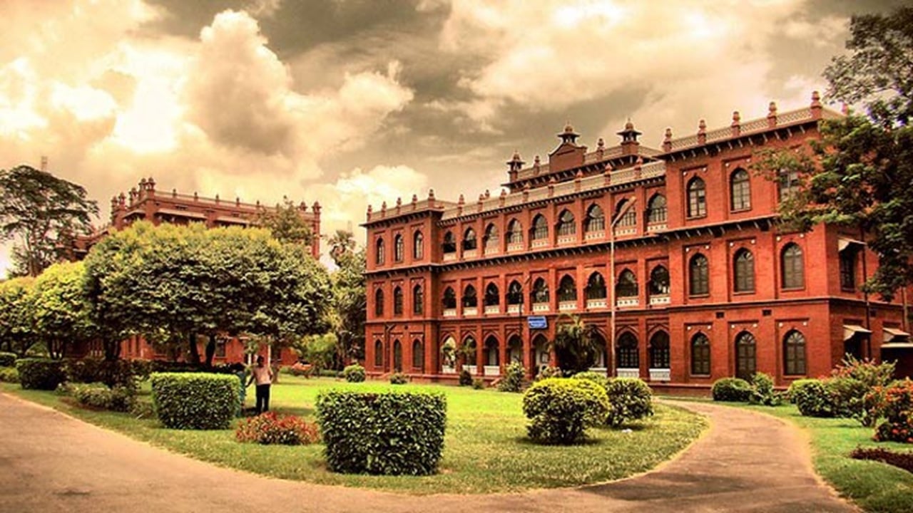 ঢাবিতে ভূমিকম্পজনিত ছুটি ঘোষণা: রবিবার সকল ক্লাস–পরীক্ষা স্থগিত