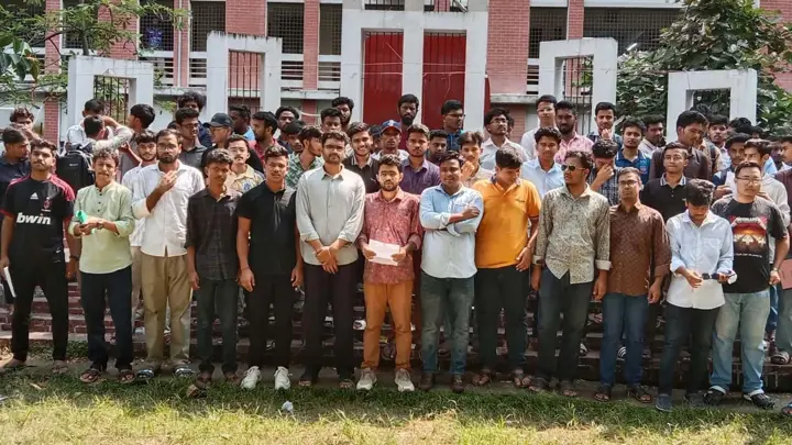 ঢাকা সেন্ট্রাল ইউনিভার্সিটির নতুন ভিসিকে স্বাগত, ৭ দফা দাবি শিক্ষার্থীদের