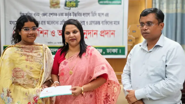 ‘হ্যালো ডিসি’ অ্যাপে আবেদনে মিলল সাড়া, অসহায়দের পাশে ঢাকা জেলা প্রশাসক