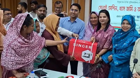 ধামরাইয়ে বেদে সম্প্রদায়ের জীবনমান উন্নয়নে এগিয়ে এল জেলা প্রশাসন