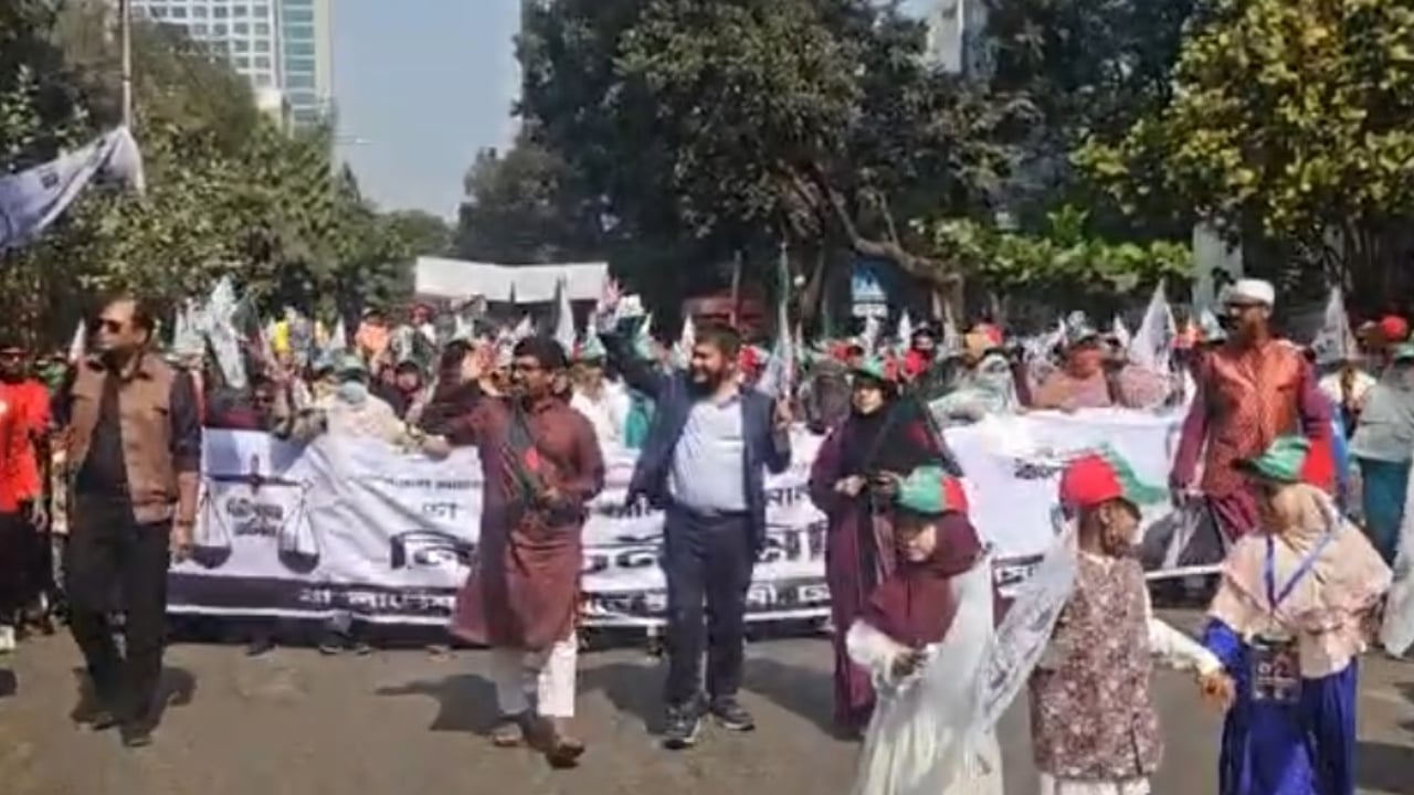 ঢাকা-১৭ আসনে খালিদুজ্জামানের গণসংযোগ, নারীদের মিছিল