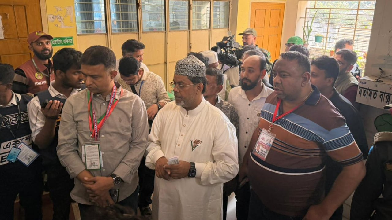 ভোট দিলেন ঢাকা-৭ আসনের বিএনপি প্রাথী হামিদুর রহমান