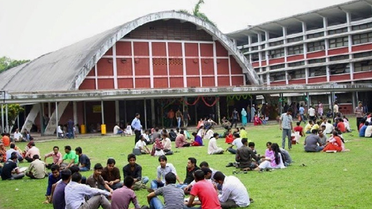 ভোটের প্রচারে সরব হয়ে উঠেছে ঢাবি ক্যাম্পাস