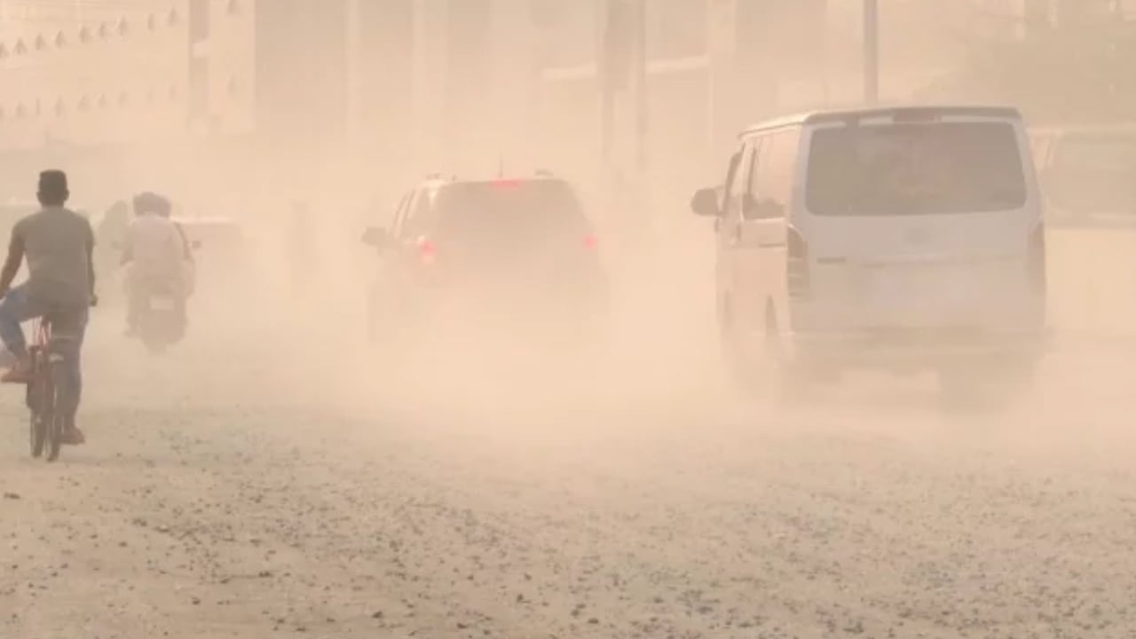 বায়ুদূষণে আজ চতুর্থ অবস্থানে ঢাকা