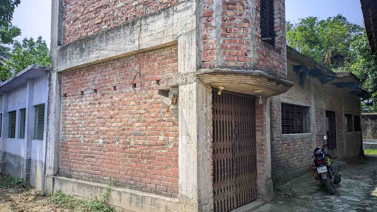 জমি নিয়ে বিরোধের জেরে মসজিদে তালা
