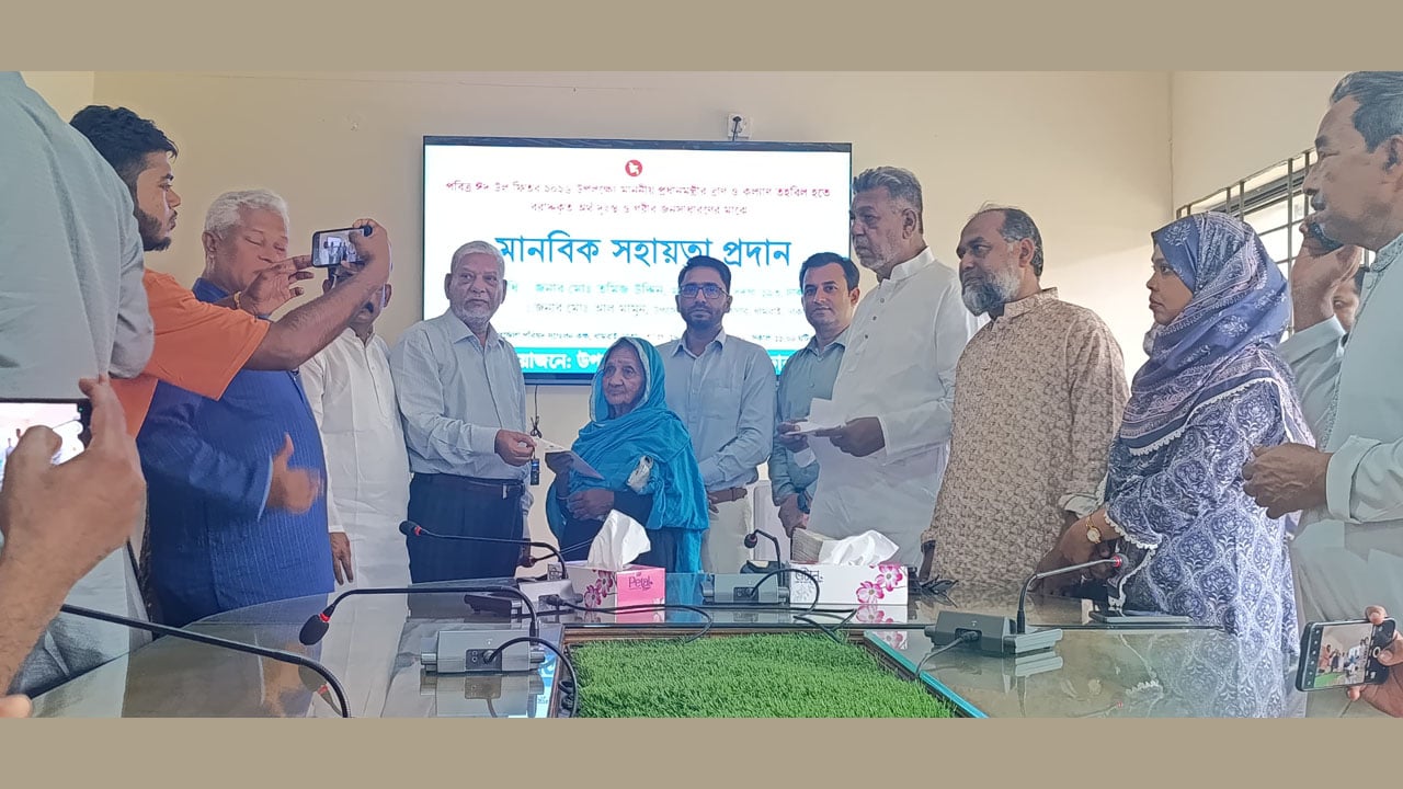 প্রধানমন্ত্রী ঈদ উপহার পেলো ধামরাইয়ের ৫ শতাধিক অসহায় মানুষ