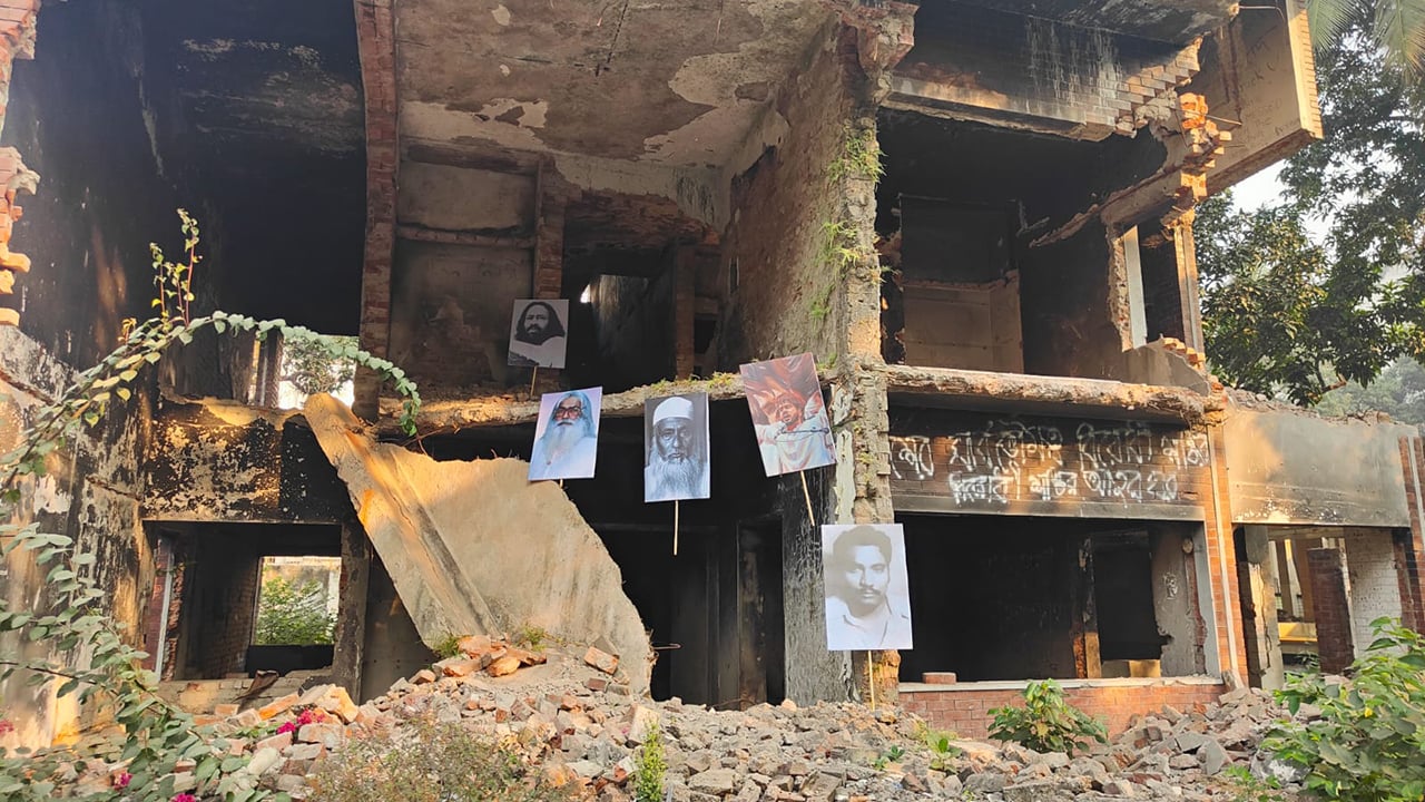 ধানমন্ডি ৩২-এ টাঙানো হলো হাদির ছবি