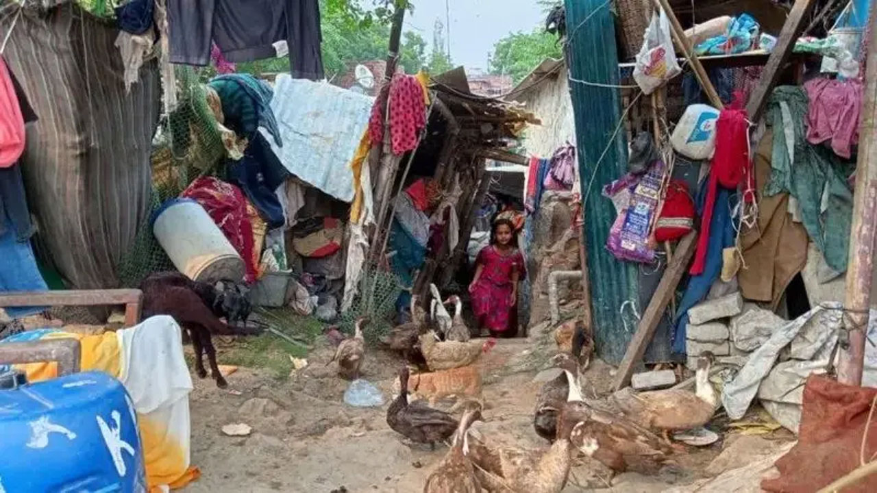 ভারতীয় এক পরিবারকে বানিয়ে দেওয়া হলো ‘বাংলাদেশি’