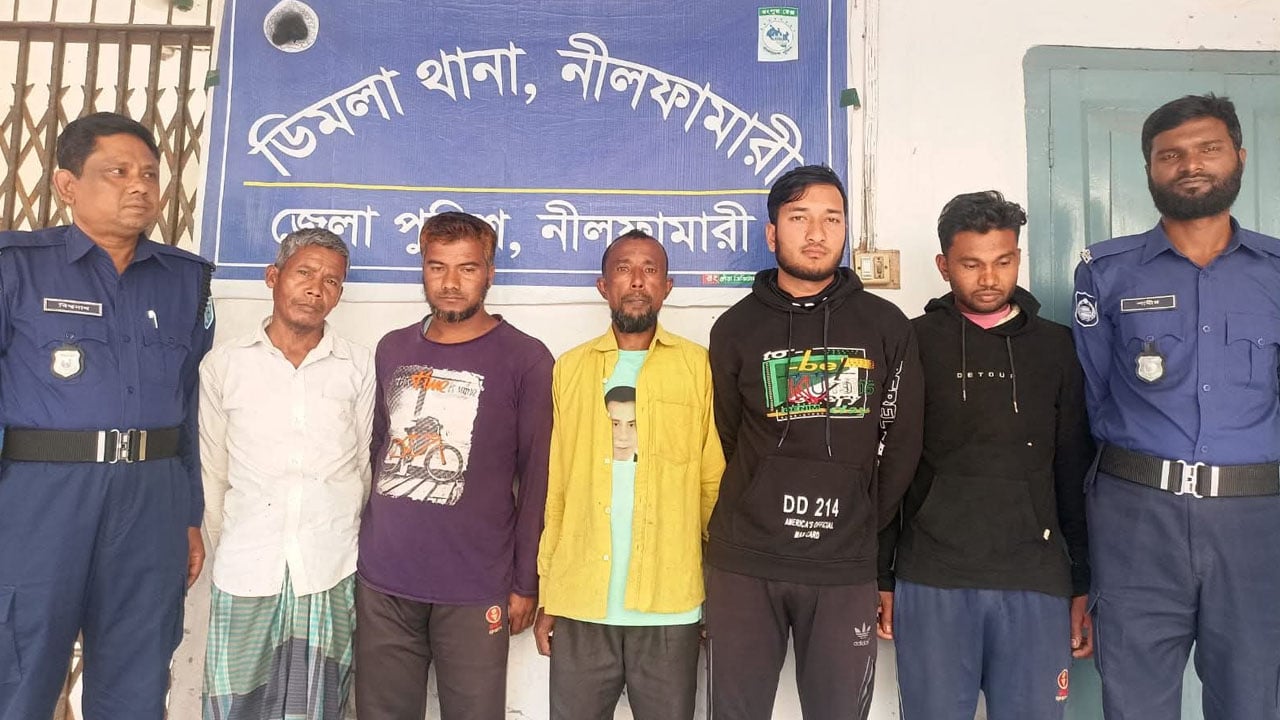 তিস্তায় অবৈধ পাথর উত্তোলন করায় আটক ৫