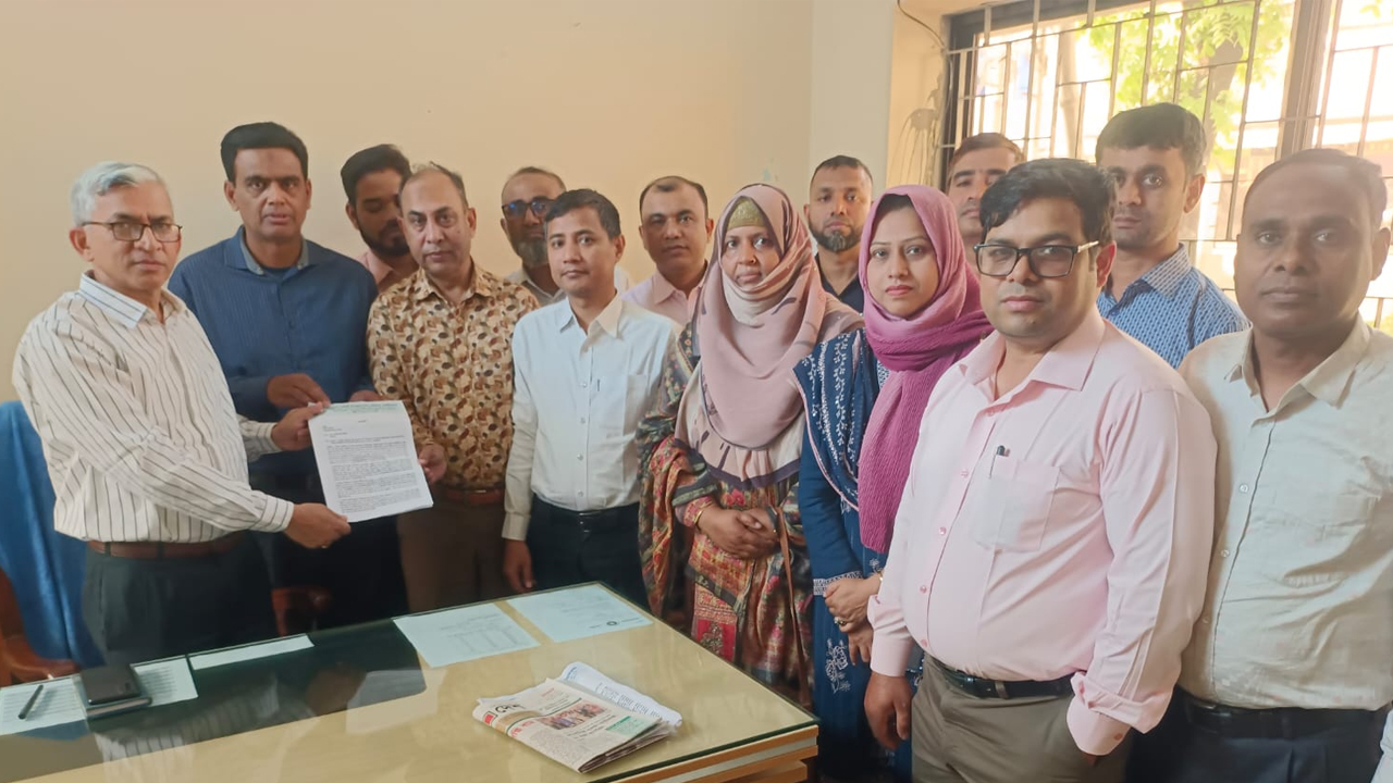 নবম গ্রেডের দাবিতে সহকারী প্রাথমিক শিক্ষা কর্মকর্তাদের স্মারকলিপি