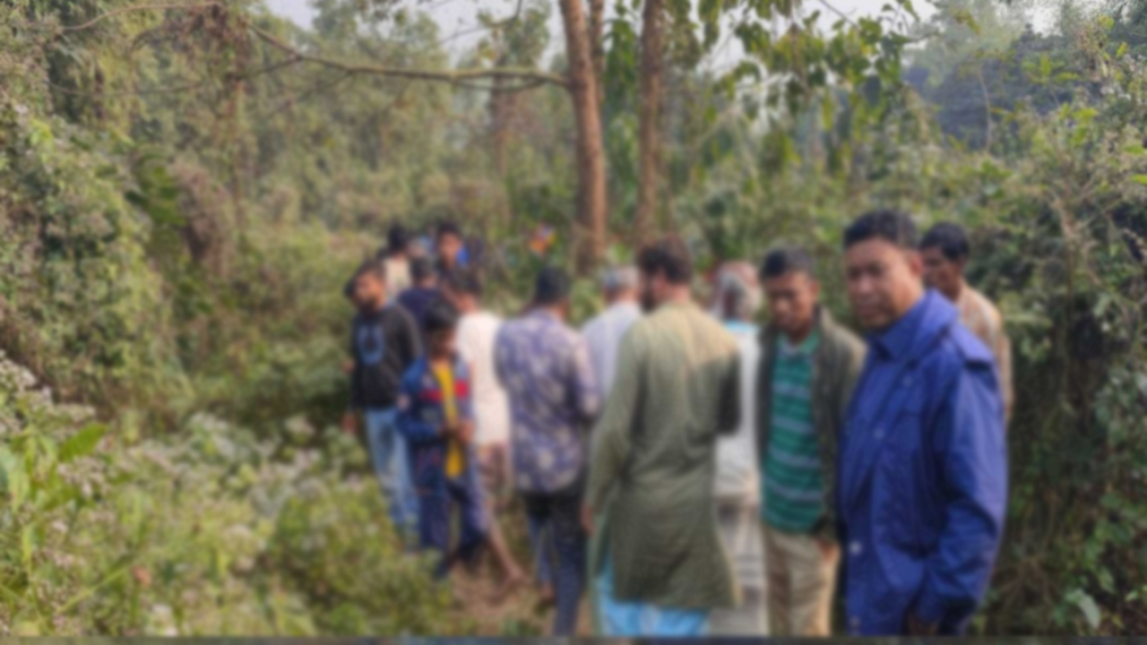 কবরস্থানের পাশে পড়েছিল অচেনা যুবকের লাশ