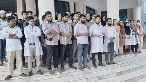 দিনাজপুর মেডিকেল কলেজে চিকিৎসকদের হেনস্তা ও হুমকির প্রতিবাদে বিক্ষোভ