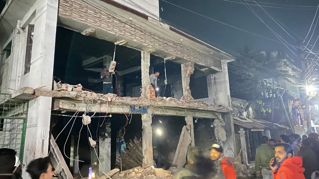 দিনাজপুরে গুঁড়িয়ে দেয়া হলো আ.লীগ কার্যালয়