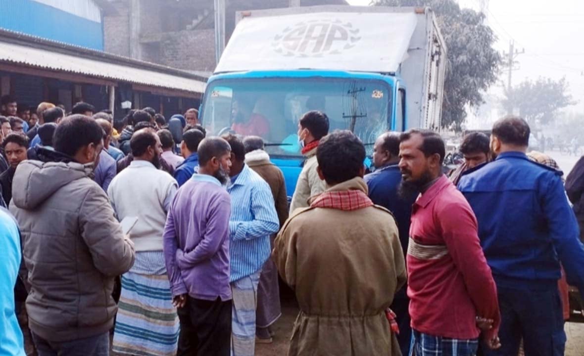 পার্বতীপুরে কাভার্ডভ্যান-মোটরসাইকেল সংঘর্ষে ২ জন নিহত