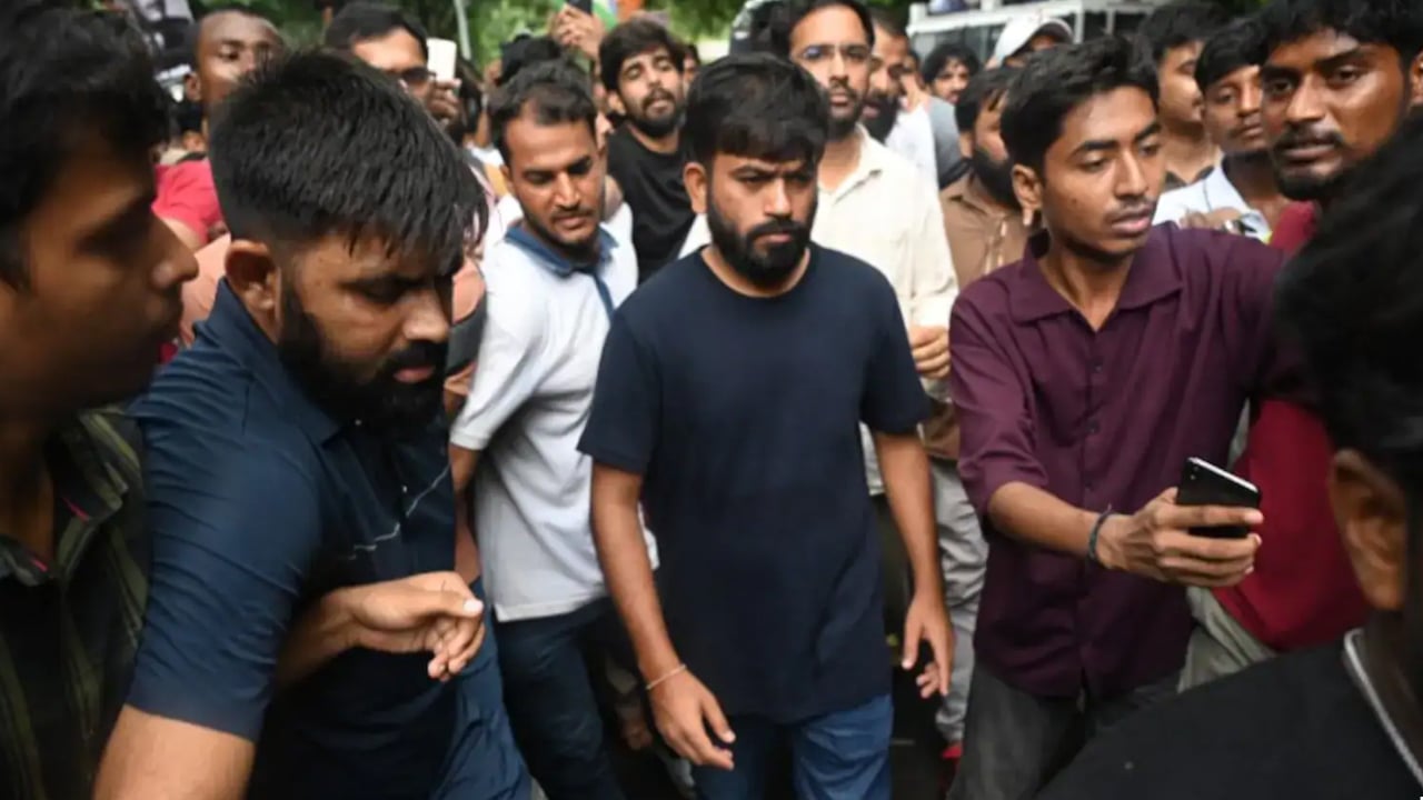 কেন শিক্ষামন্ত্রীকে বিক্ষোভে যোগ দিতে বললেন ককরোচ পার্টির প্রতিষ্ঠাতা