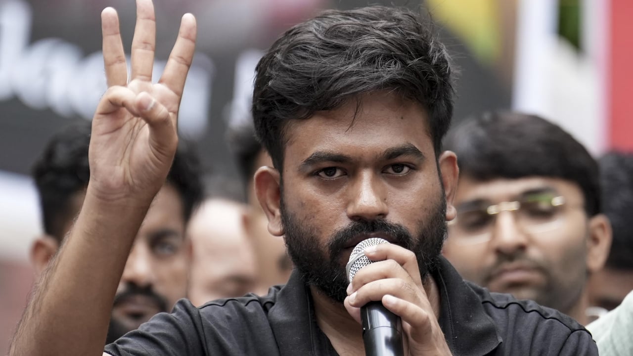 টাইফয়েডে আক্রান্ত ককরোচ পার্টির প্রতিষ্ঠাতা, আন্দোলন চালিয়ে যাওয়ার ঘোষণা