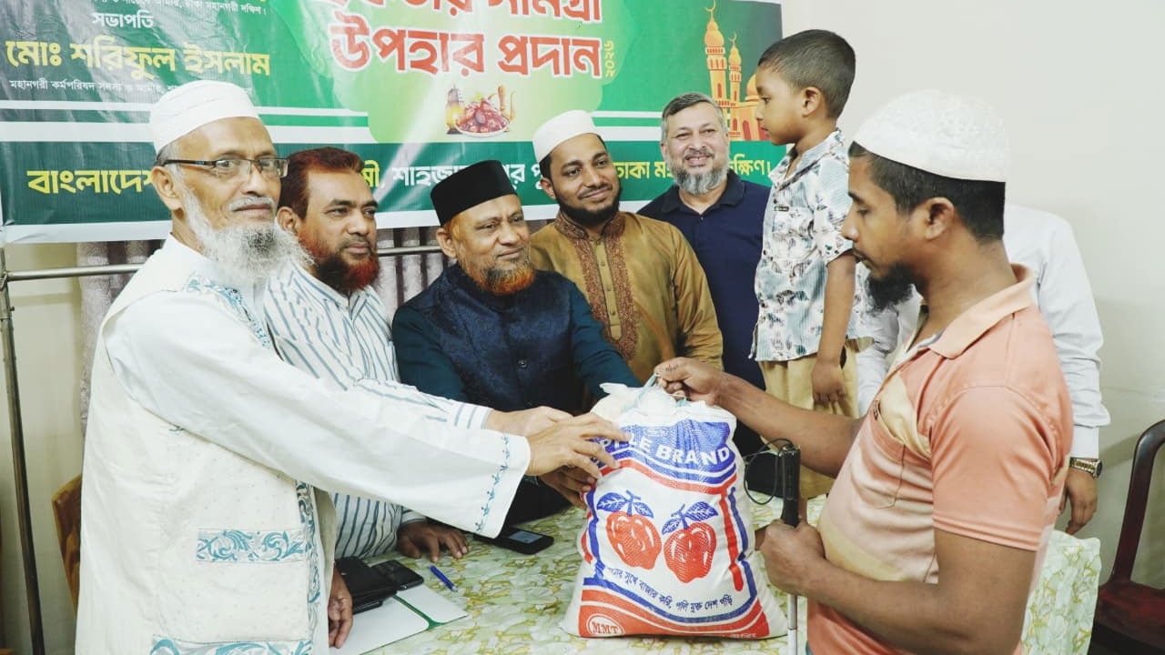 শাহজাহানপুর পূর্ব থানা জামায়াতের ইফতারসামগ্রী বিতরণ