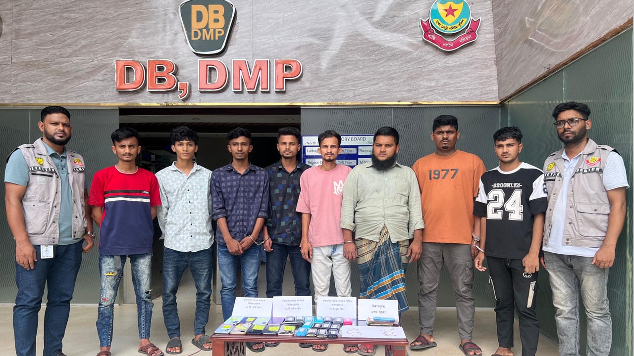 অনলাইনে ইলিশ বিক্রির নামে অভিনব প্রতারণা, আট সদস্য গ্রেপ্তার