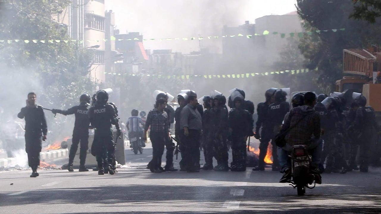 ইরানে বিক্ষোভে পুলিশ কর্মকর্তা নিহত, অস্থিরতা বৃদ্ধি