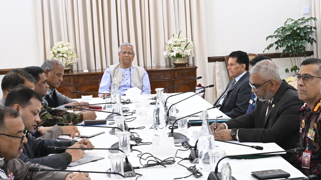 আইনশৃঙ্খলা পরিস্থিতি পর্যালোচনায় প্রধান উপদেষ্টার নেতৃত্বে বৈঠক অনুষ্ঠিত