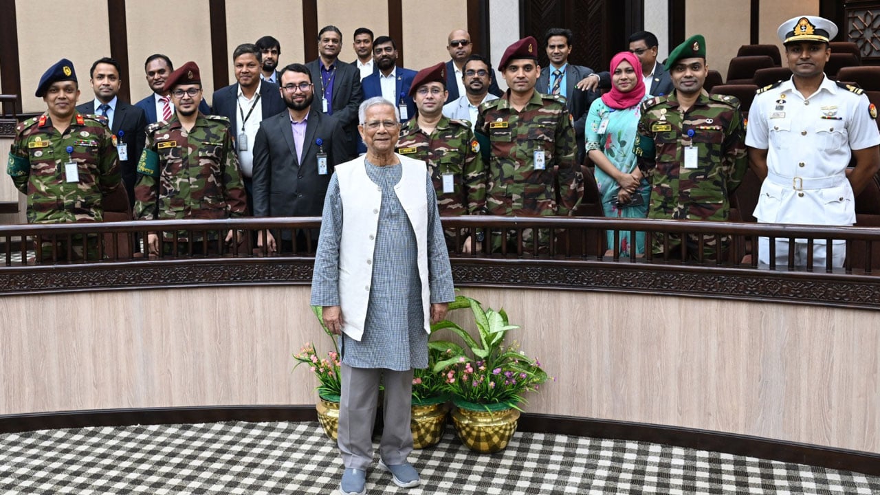 কর্মকর্তা-কর্মচারীদের কাছে বিদায় নিলেন প্রধান উপদেষ্টা