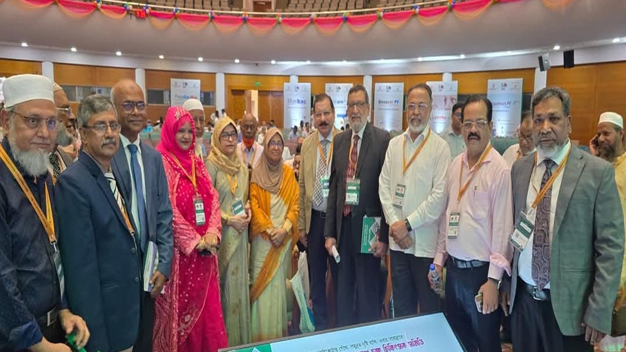 চিকিৎসকদের গ্রামে নিতে প্রয়োজনে বেতন বাড়ানোর পক্ষে স্বাস্থ্য উপদেষ্টা
