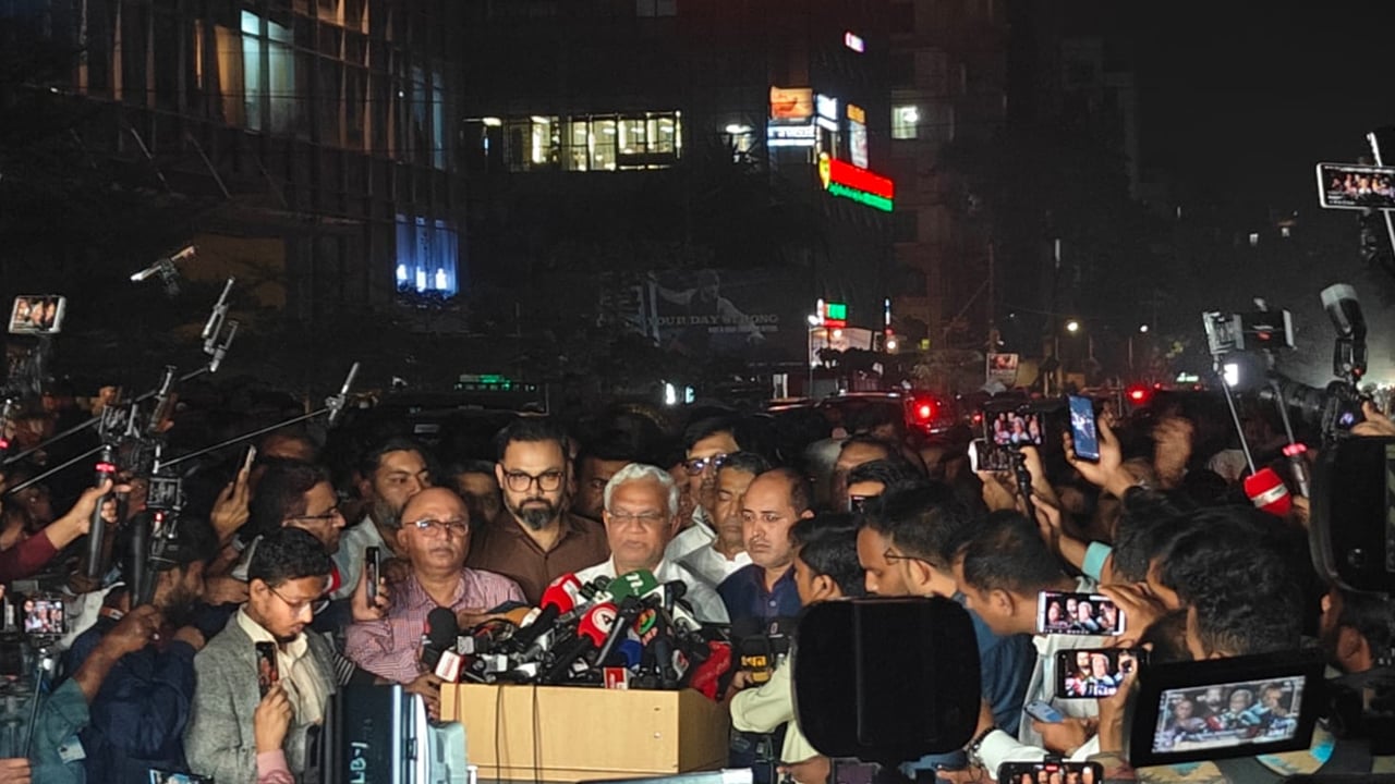 রাত সোয়া ৯টায় খালেদা জিয়ার সর্বশেষ যে আপডেট জানালেন ডা. জাহিদ