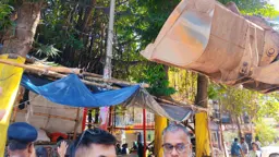 রাজধানীর এলিফ্যান্ট রোডে ফুটপাত দখল ও অবৈধ স্থাপনা উচ্ছেদে অভিযান
