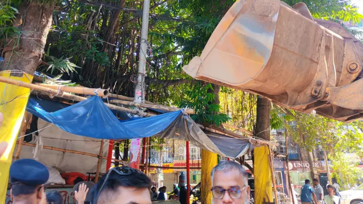 রাজধানীর এলিফ্যান্ট রোডে ফুটপাত দখল ও অবৈধ স্থাপনা উচ্ছেদে অভিযান