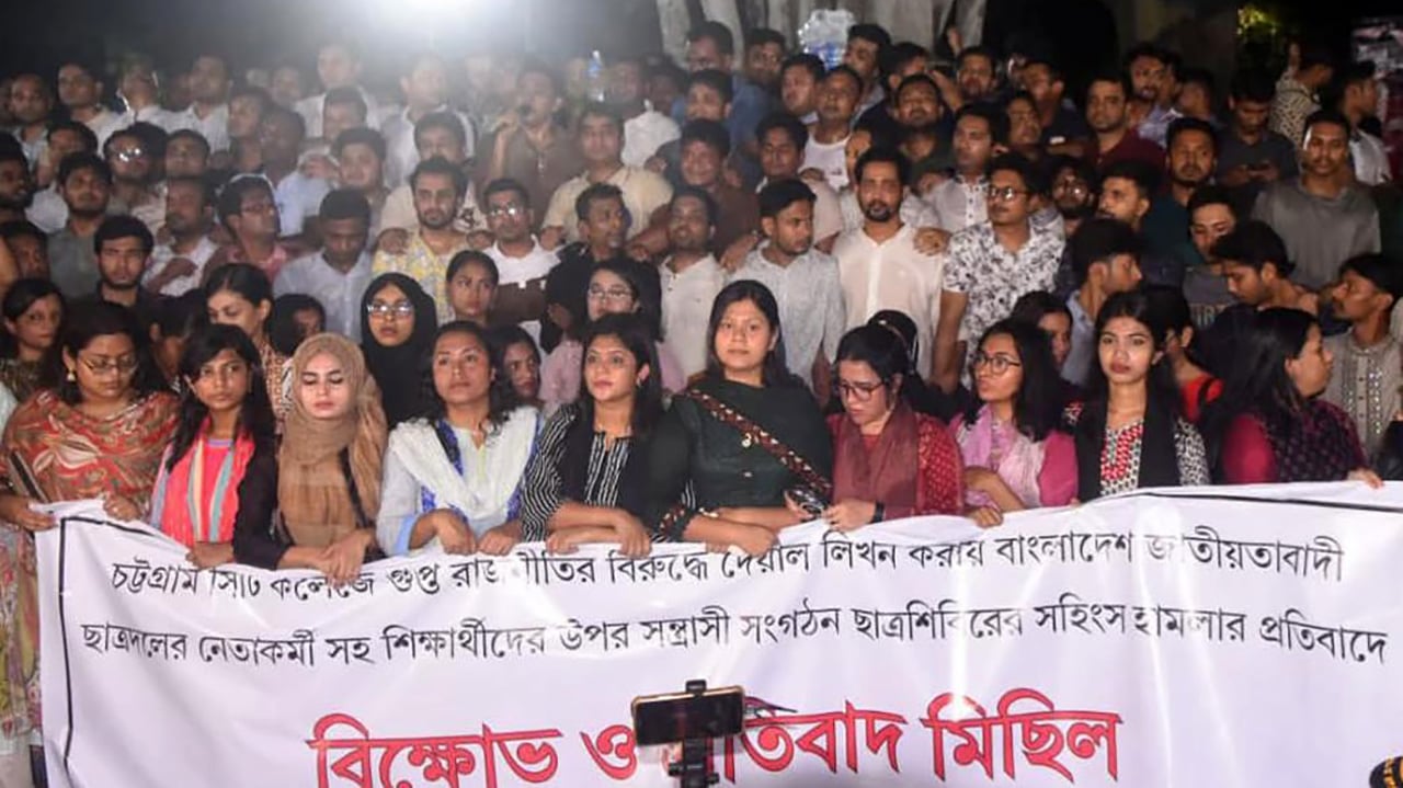 চট্টগ্রামে হামলার ঘটনায় শিবিরের বিরুদ্ধে ছাত্রদলের বিক্ষোভ ঢাবিতে