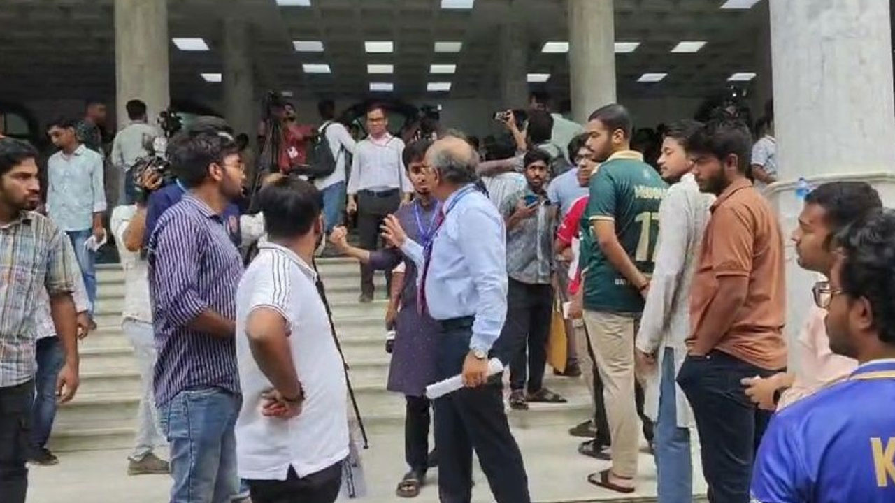 ডাকসুর কেন্দ্রে ভোট চাইছেন প্রার্থীরা, সরিয়ে দিলেন রিটার্নিং কর্মকর্তা