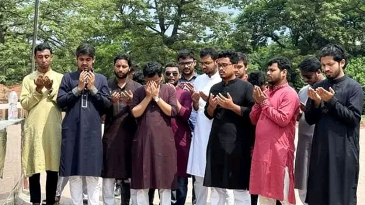 রায়েরবাজারে শহীদদের প্রতি ডাকসু নেতাদের শ্রদ্ধা