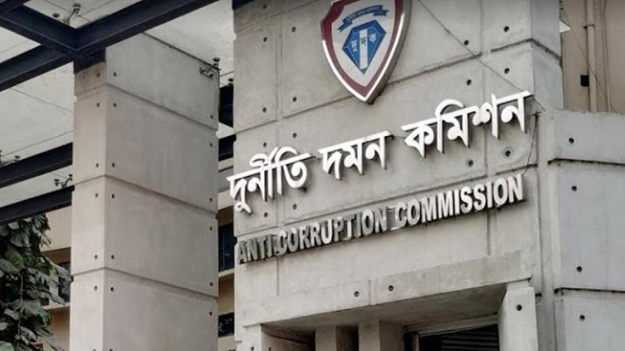 অতিরিক্ত ডিআইজি রফিকুল ও তার স্ত্রীর নামে দুদকের মামলা