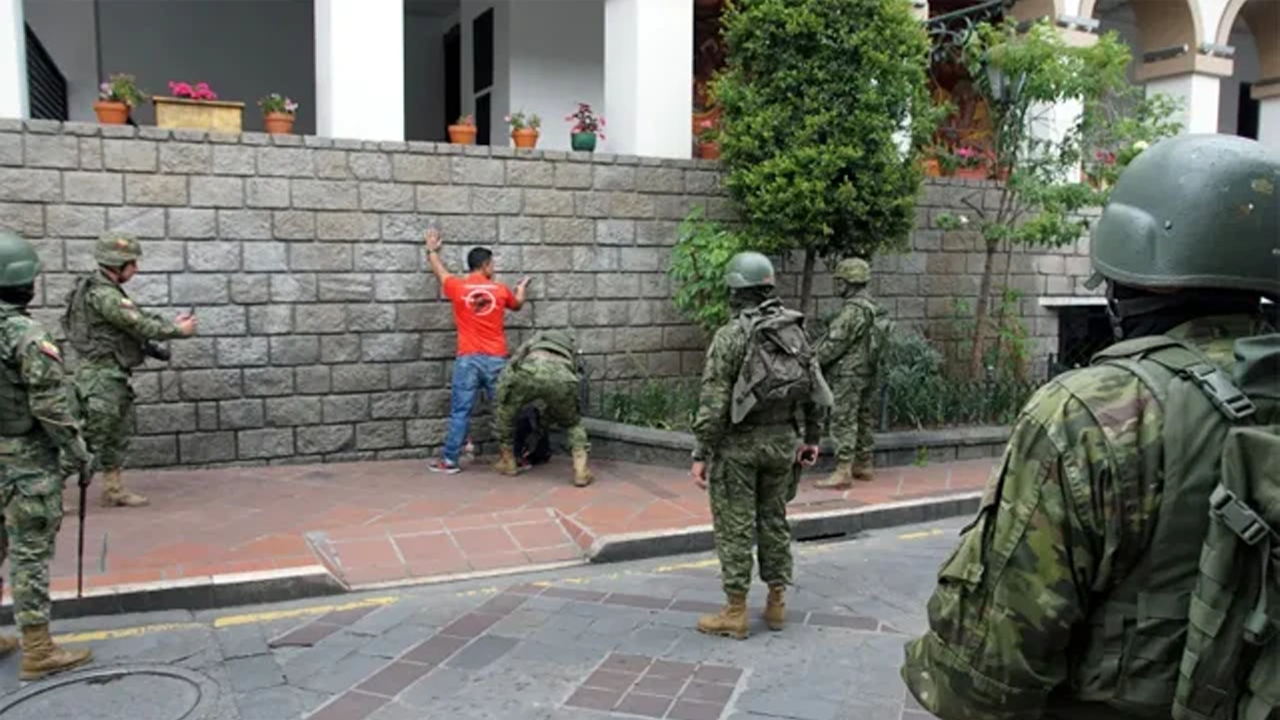 ইকুয়েডরে সামরিক পোশাকে সশস্ত্র হামলা, নিহত ৭