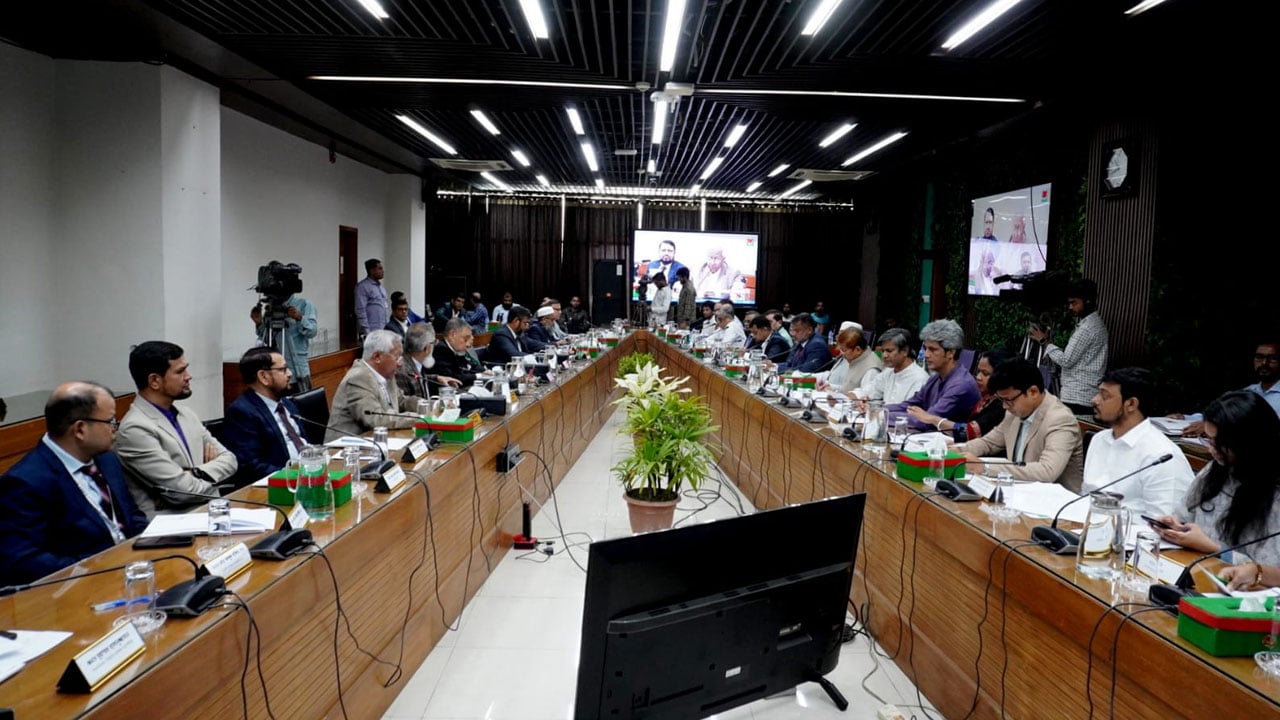 ইসির আচরণবিধি নিয়ে ৩ প্রশ্ন তুললেন আইনজীবী শিশির মনির