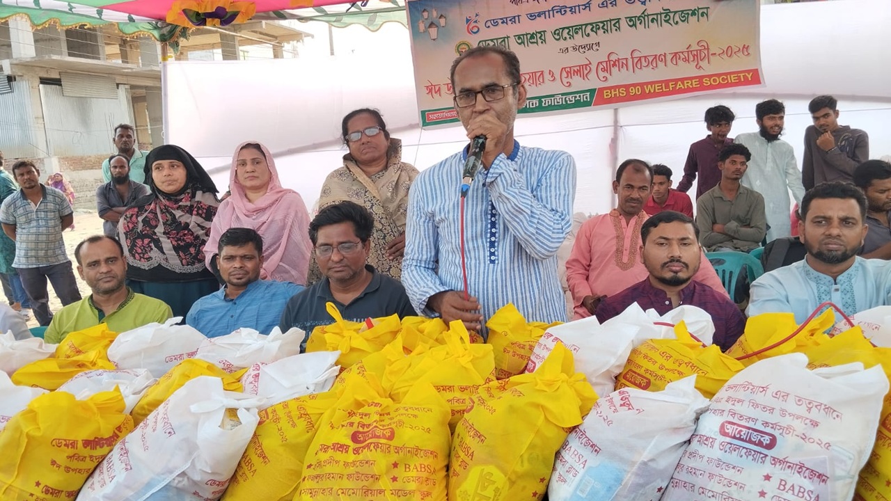 ডেমরায় অসহায়দের মধ্যে রিকশা ও সেলাই মেশিন বিতরণ