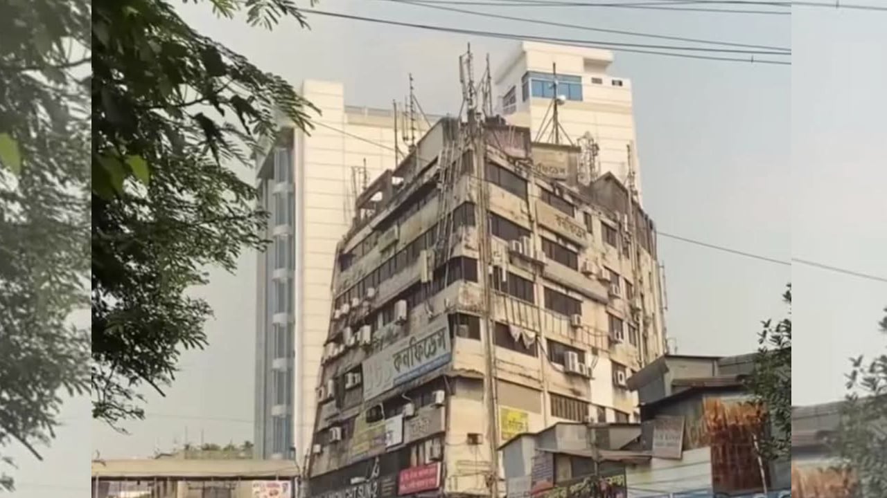 ভূমিকম্পে নিউমার্কেটে হেলে পড়েছে বহুতল ভবন
