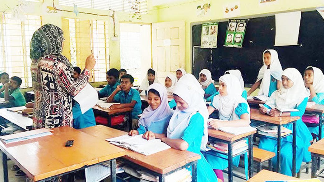 শিক্ষক-শিক্ষার্থীর আন্দোলনে ব্যাহত পাঠদান কার্যক্রম