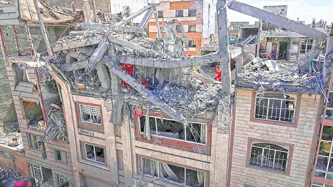 ধ্বংসস্তূপের মধ্যেও লড়ে যাচ্ছে অদম্য ইরান