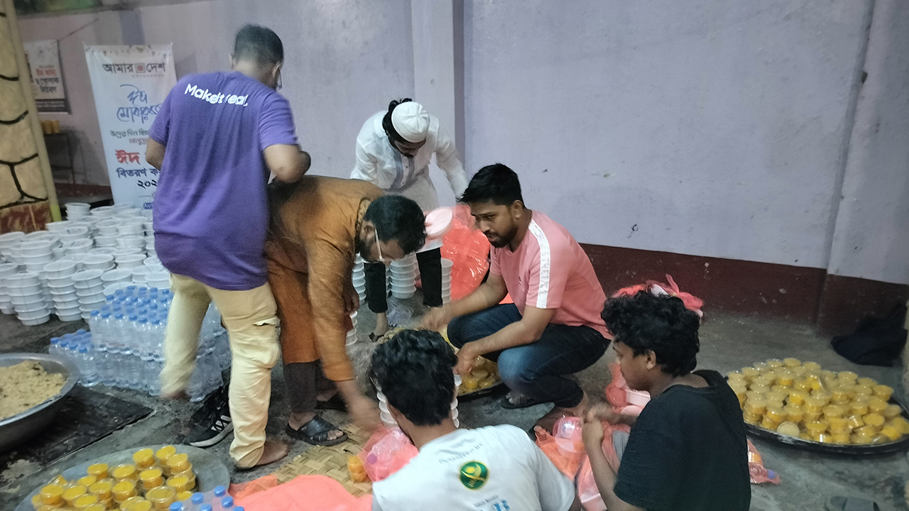 পাঠকমেলার ঈদ উপহারে হাসলেন ছিন্নমূলেরা