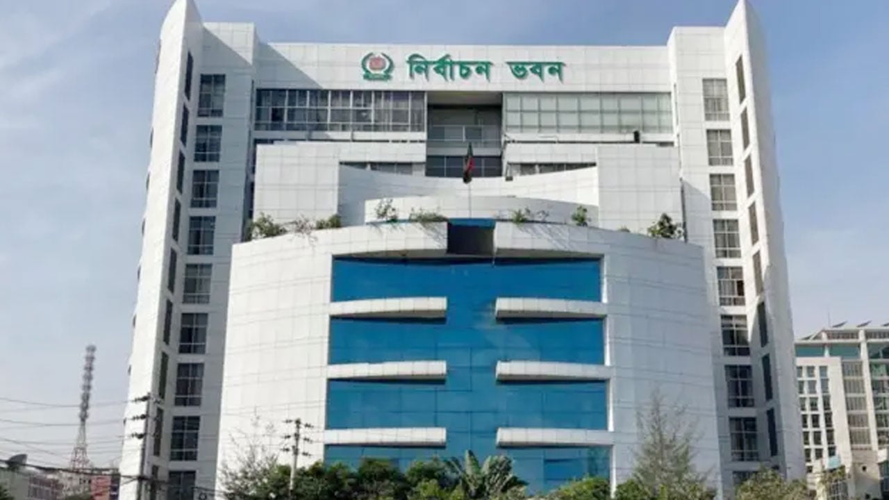 নির্বাচনি কর্মকর্তাদের নজরদারিতে রাখতে কৌশল প্রণয়ন করছে ইসি