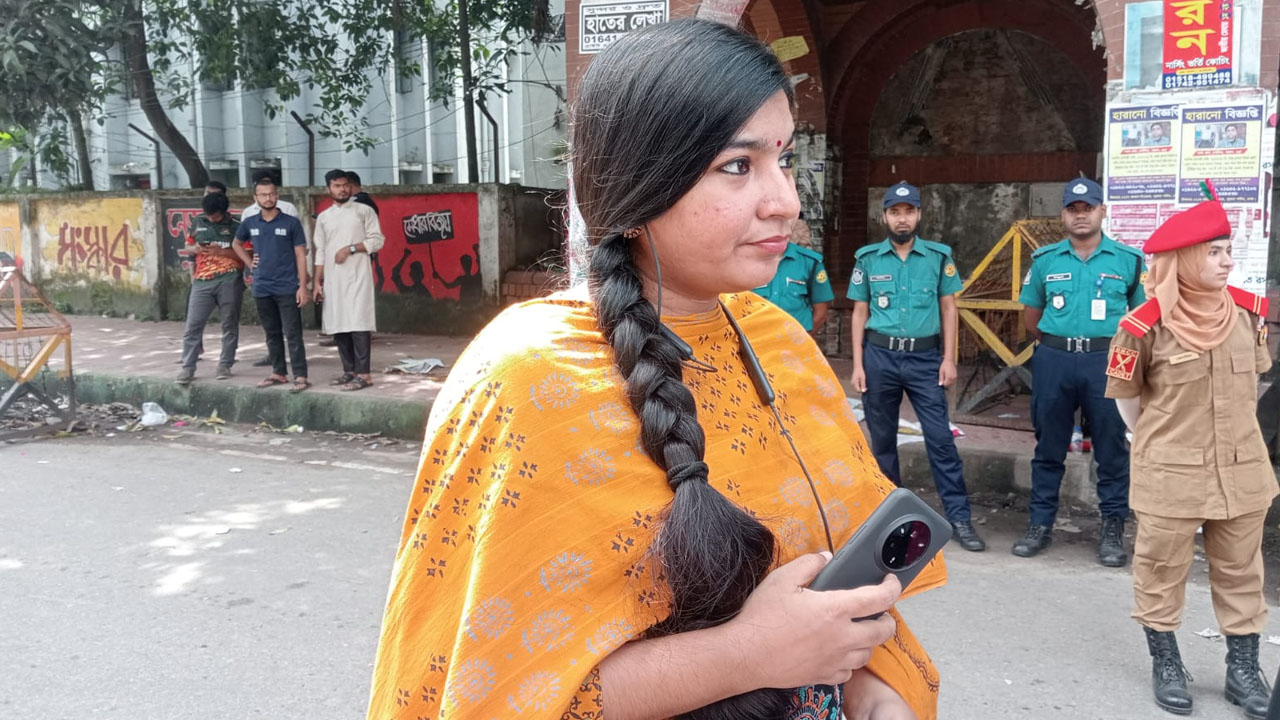 ভোটকেন্দ্রে এলেন ইমি
