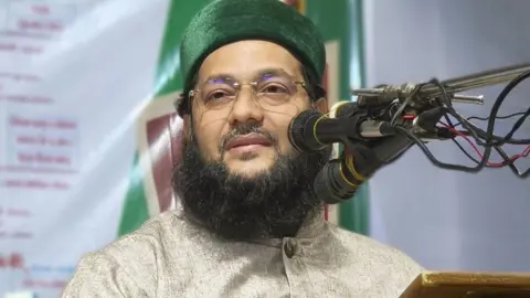 ‘সাংবাদিকদের পেটানো দরকার’—ব্যাখ্যা দিলেন এনায়েতুল্লাহ আব্বাসী