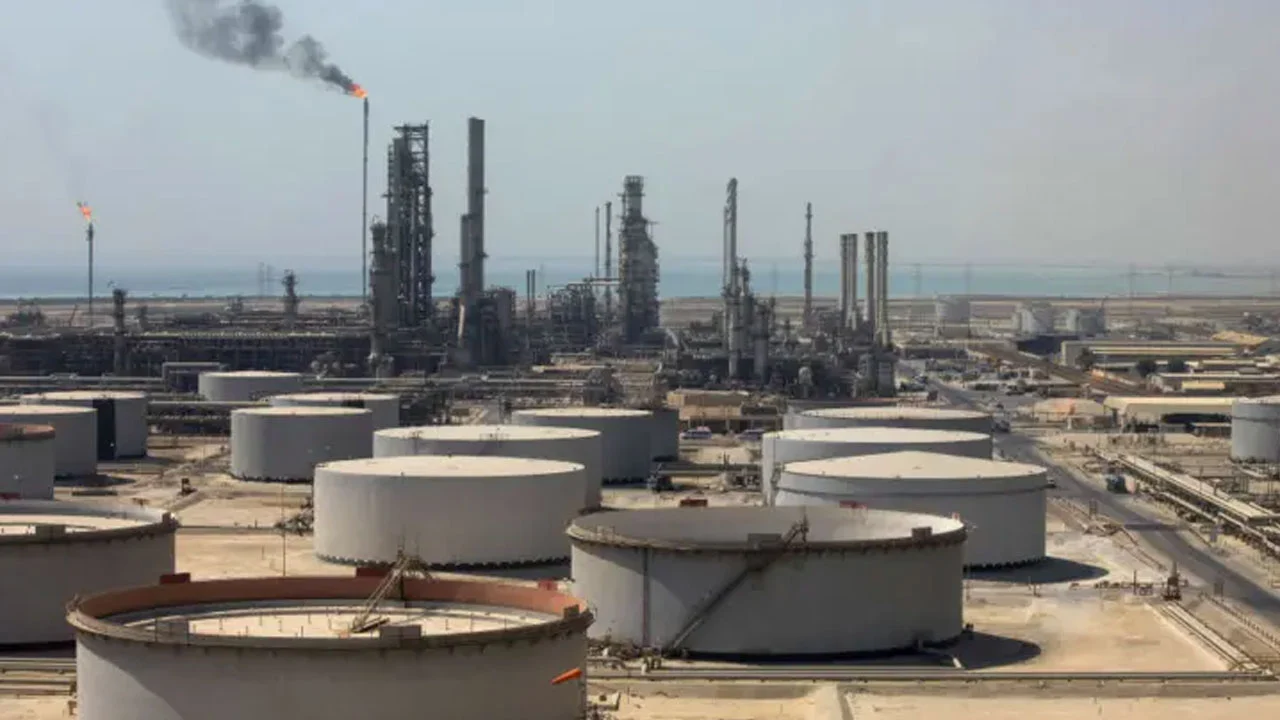 সৌদি-কাতার-আমিরাতের তেল স্থাপনায় হামলার হুঁশিয়ারি ইরানের